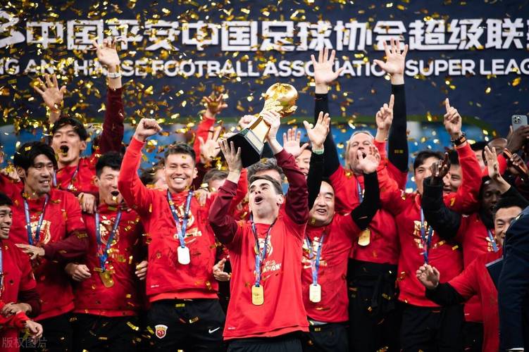 上海海港夺冠之路：双冠王荣耀背后，我们看到了什么？