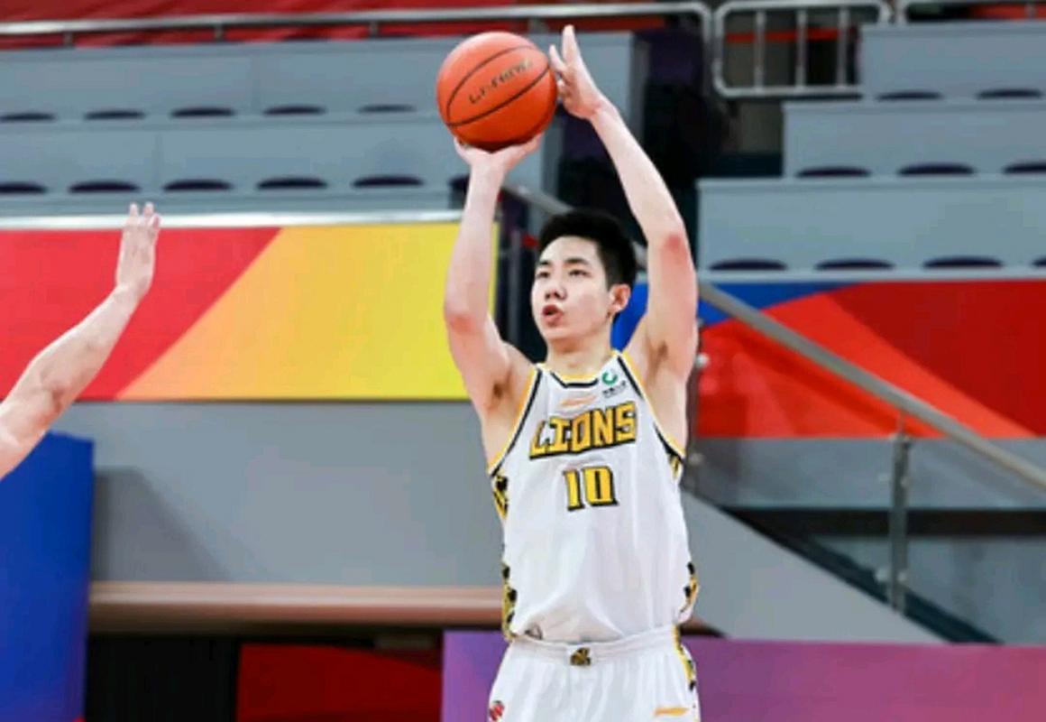 CBA新星朱俊龙：伤病困扰与出色表现背后的故事