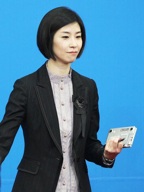 张璐：从总理记者会到外交部高官的蜕变之路
