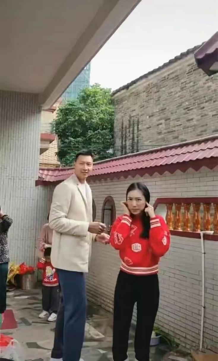 揭秘易建联妻子荆灵：冠军模特背后的故事