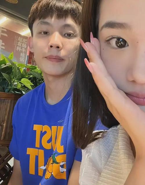 胡明轩女朋友是谁？网友深扒两人甜蜜瞬间！