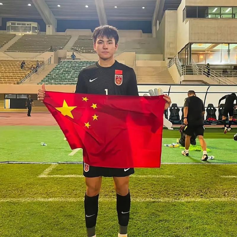中国足球队长是谁？快来认识这位国足领军人物！