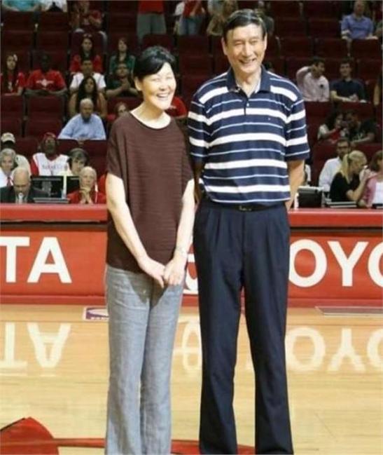 姚明老婆多高？叶莉身高大公开，惊呆网友！