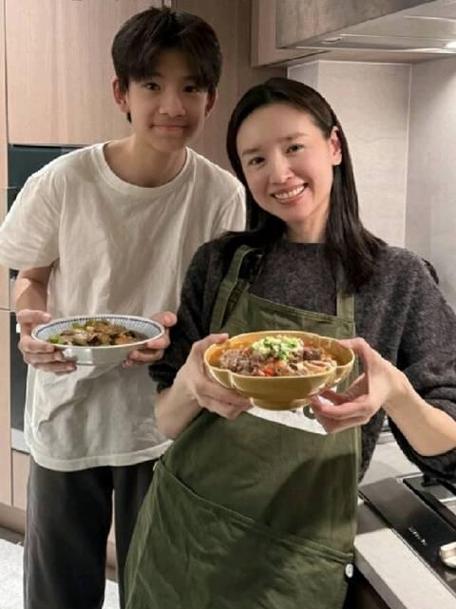 潘粤明晒照为儿子庆生，父子情深令人感动