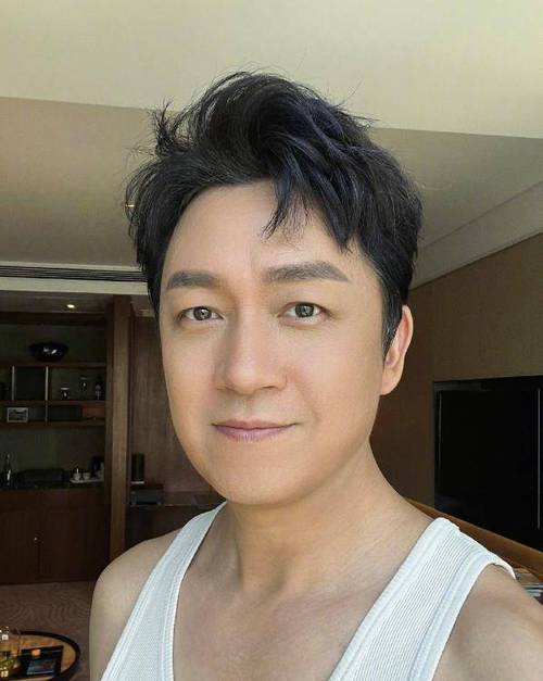 潘粤明晒照为儿子庆生，父子情深令人感动