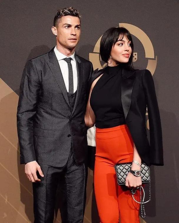 揭秘C罗的婚恋：他究竟结过几次婚？都有哪些妻子？