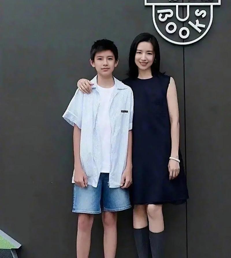 潘粤明晒照为儿子庆生，父子情深令人感动