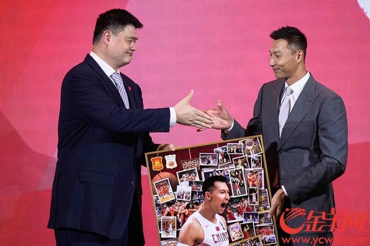 感人瞬间！姚明为易建联颁发荣誉奖项