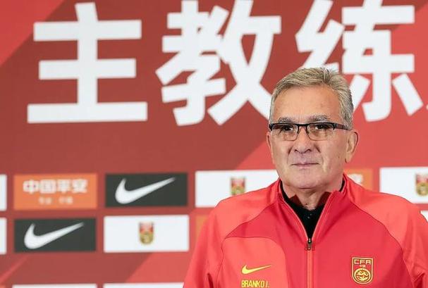揭秘！国足现任主帅是谁？他的执教经历如何？