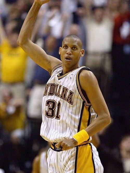 雄鹿队34号球衣的主人是谁？揭秘这位NBA巨星的传奇之路