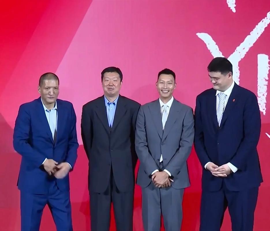 感人瞬间！姚明为易建联颁发荣誉奖项
