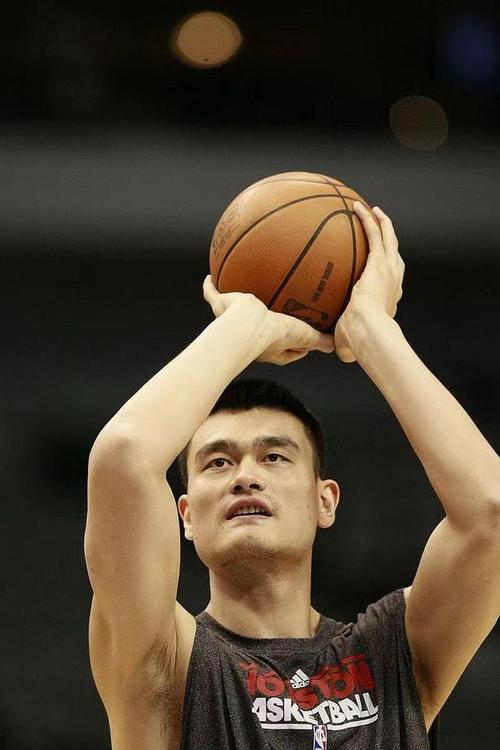 姚明身高多少厘米？揭秘中国篮球巨人惊人身高！