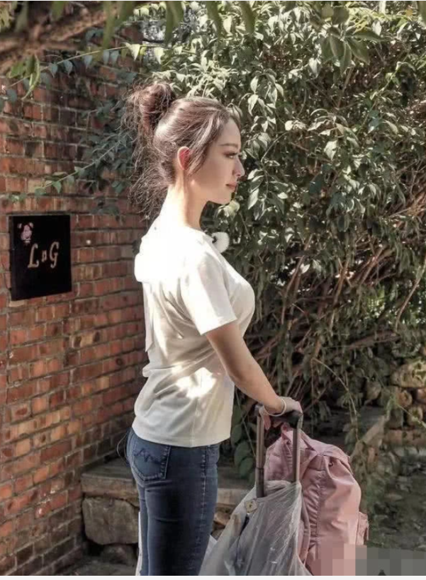 吉娜有多开放？看看她的穿衣风格就知道了！