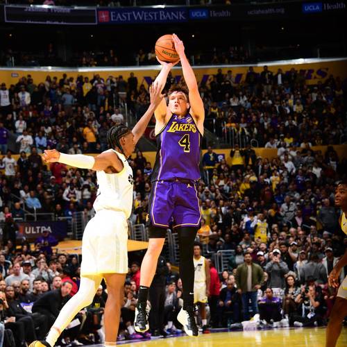 前NBA最佳新秀泰瑞克埃文斯现在在哪打球？