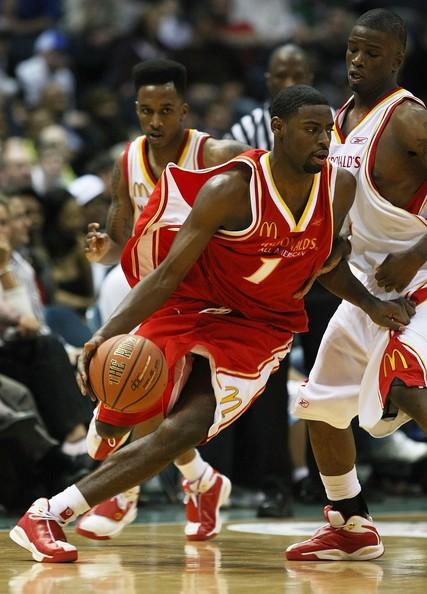 前NBA最佳新秀泰瑞克埃文斯现在在哪打球？