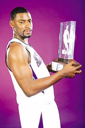 前NBA最佳新秀泰瑞克埃文斯现在在哪打球？