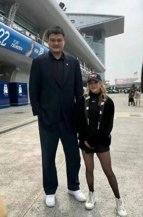 姚明身高多少厘米？揭秘中国篮球巨人惊人身高！