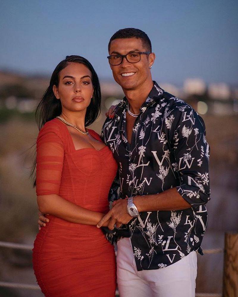 C罗有几个孩子？他老婆乔治娜生了几个？带你一起了解