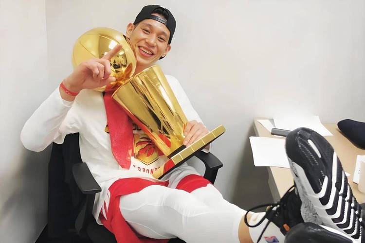 林书豪退役了吗？他还会回到NBA赛场吗？