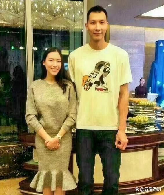 深扒易建联老婆荆灵：家乡背景及个人经历详解