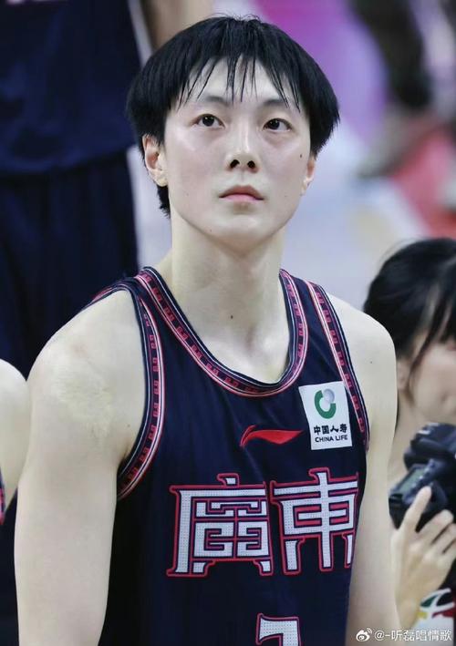 想知道胡明轩是什么民族？一篇解读他背景的文章
