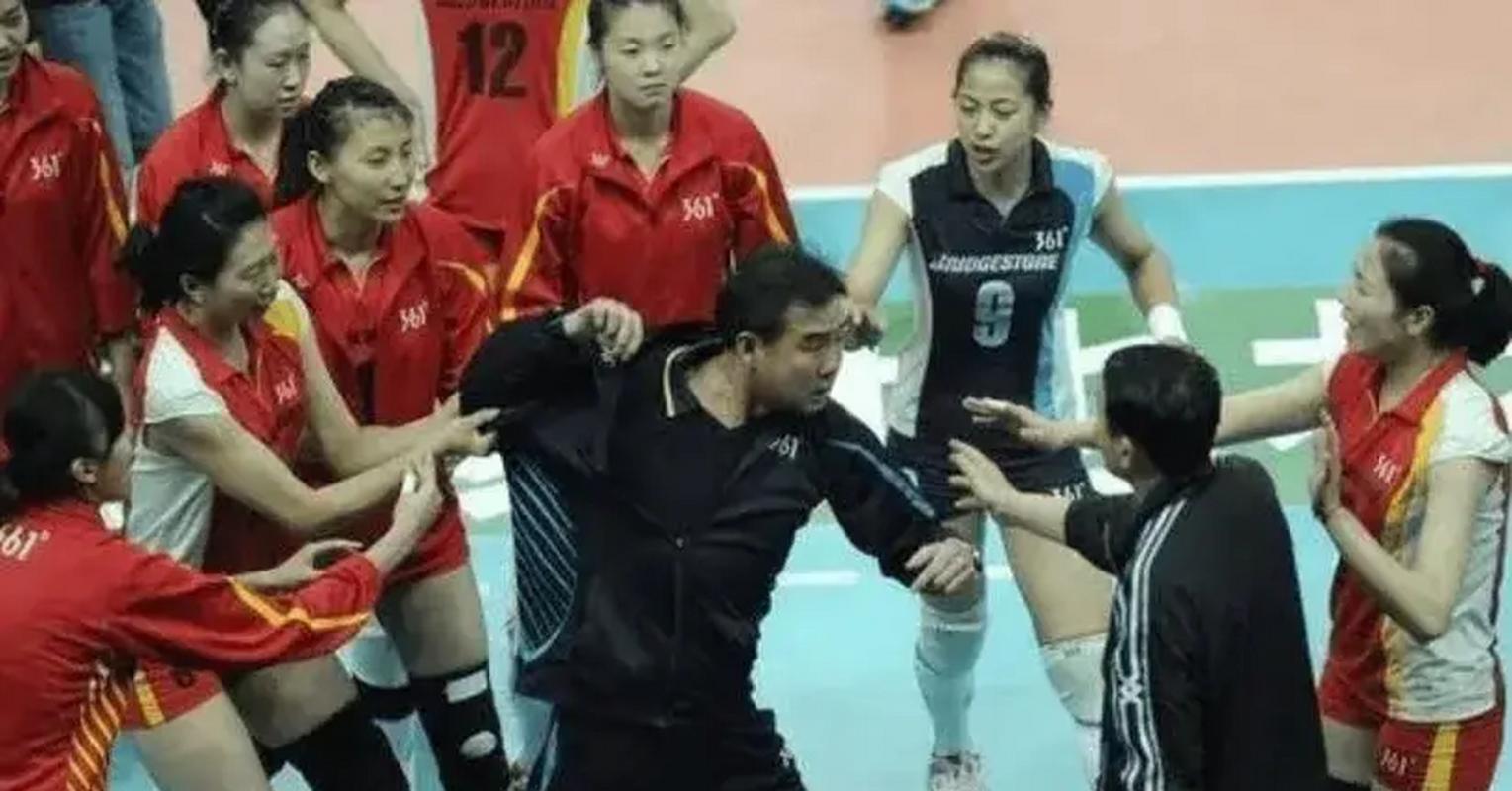 你知道中国女排主教练是谁吗？赵勇教练带队备战奥运！