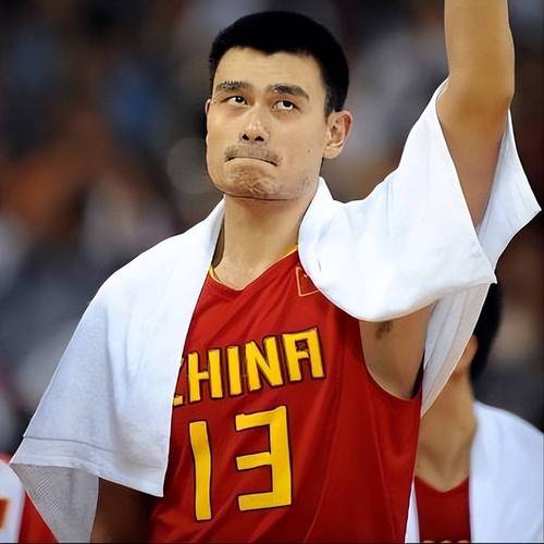 姚明是哪个队的球员？揭秘他职业生涯的精彩瞬间