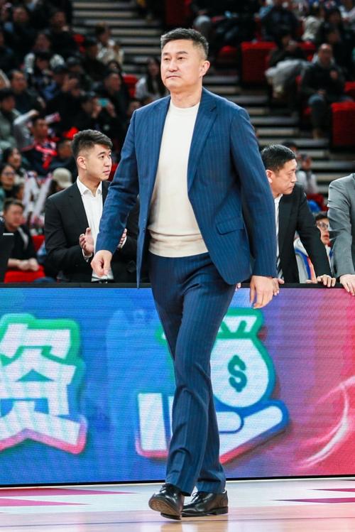 杜锋身高多少？揭秘中国男篮主教练的身高真相！