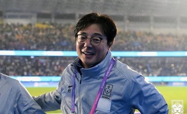 现在韩国足球队主教练是谁？权威信息，带你一览韩国足球教练变动！