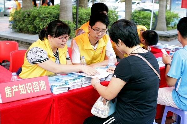 急寻黄马甲客服电话，如何联系到他们的工作人员？