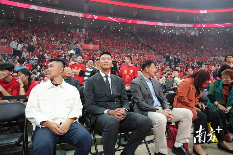 震惊！易建联宣布退役？球迷泪洒当场