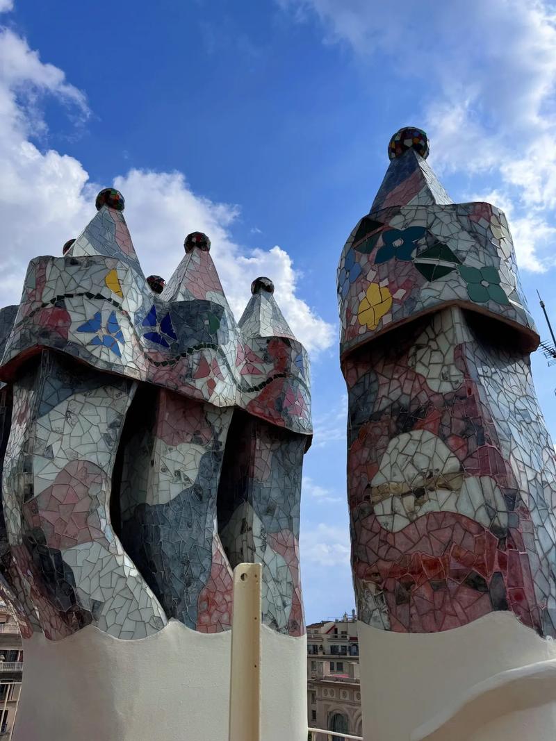 巴塞罗那究竟以什么闻名？探秘高迪建筑、足球文化及地中海风情！