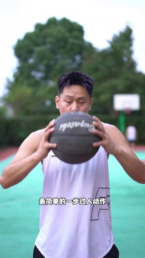 打篮球如何快速过人？学会这几个技巧轻松突破！