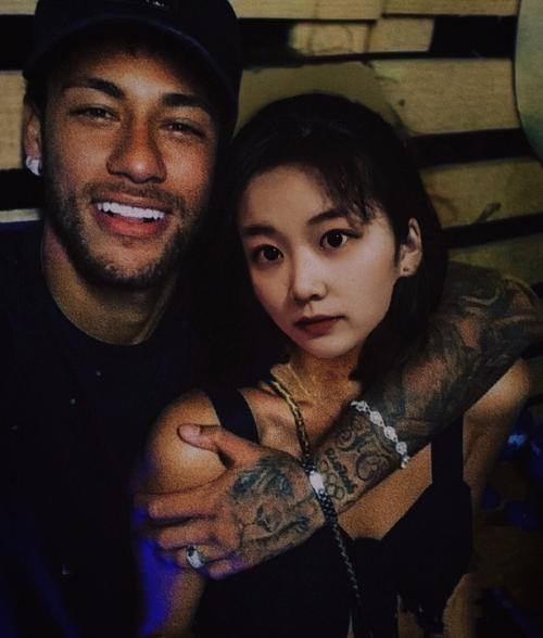 内马尔现任女友身份大揭秘，两人感情如何？