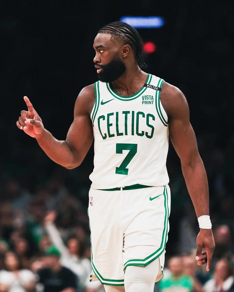 你知道杰伦布朗几岁吗？揭秘这位NBA超级巨星的年龄、成长历程及辉煌战绩