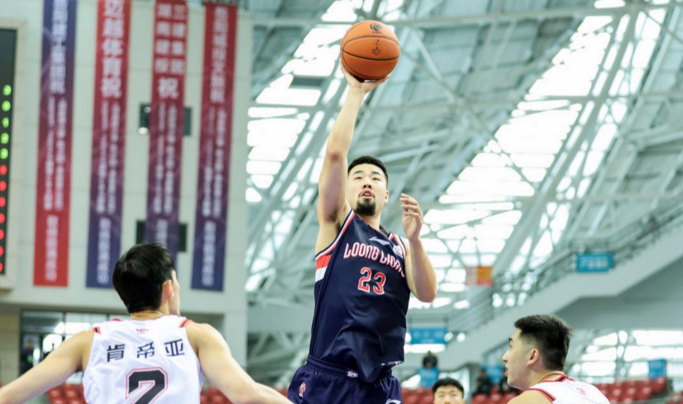 CBA新星对决：王泉泽能否超越张镇麟？
