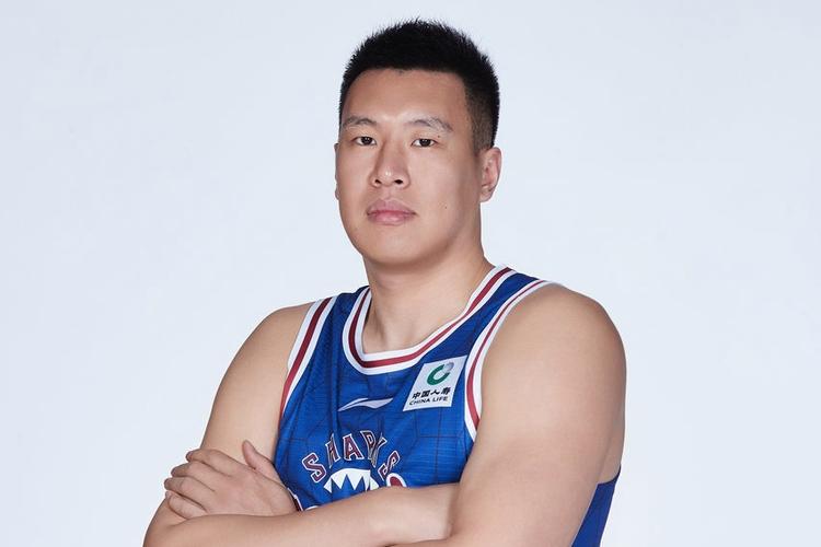 闫鹏飞消失了？揭秘篮球运动员的最新消息和现状