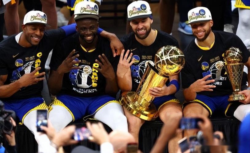 勇士4年3冠是哪年？那些年他们如何称霸NBA？