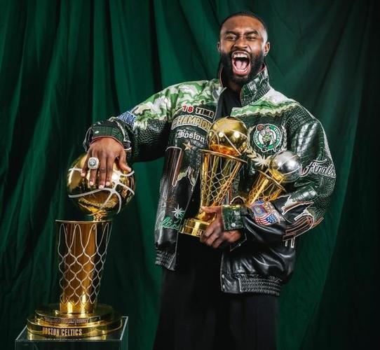 你知道杰伦布朗几岁吗？揭秘这位NBA超级巨星的年龄、成长历程及辉煌战绩