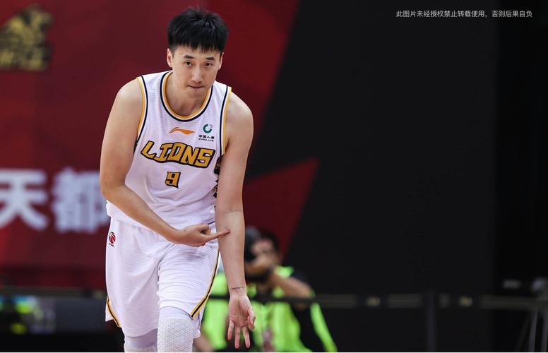 李京龙去哪了？探秘CBA名将退役后的生活和事业。