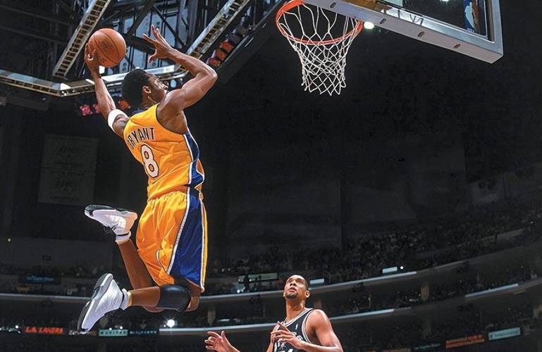 NBA历史上最厉害的扣篮高手是谁？带你回顾那些经典扣篮！