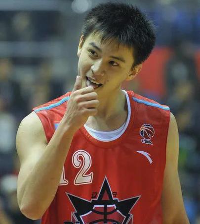 杨鸣身高195cm是真的吗？深度解析其身体素质