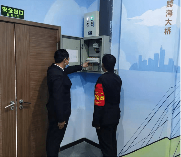 急寻黄马甲客服电话，如何联系到他们的工作人员？