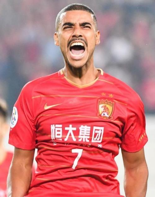国足阿兰究竟是哪里人？他的国籍和出生地大揭秘！