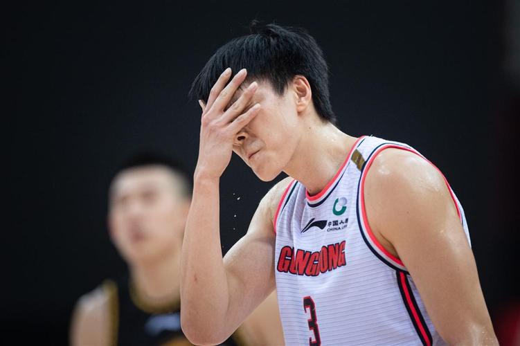 胡明轩妈妈是谁？揭秘CBA球星背后的神秘女人
