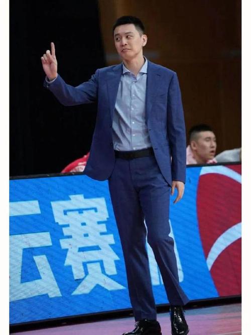 杨鸣身高195cm是真的吗？深度解析其身体素质