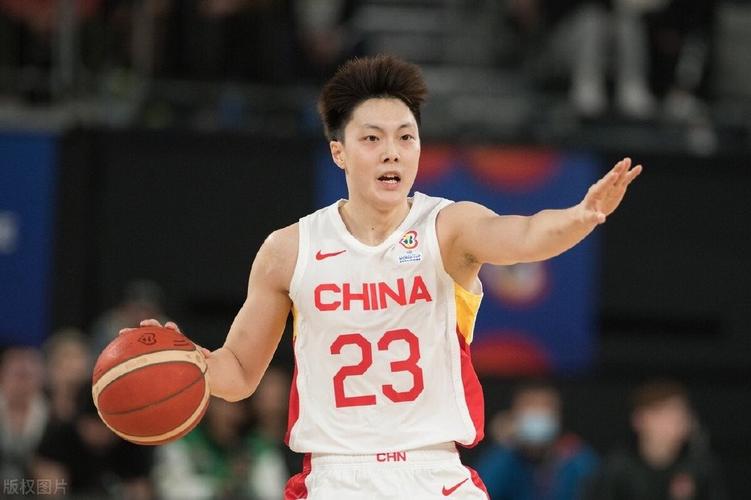 想知道胡明轩是什么民族？一篇解读他背景的文章
