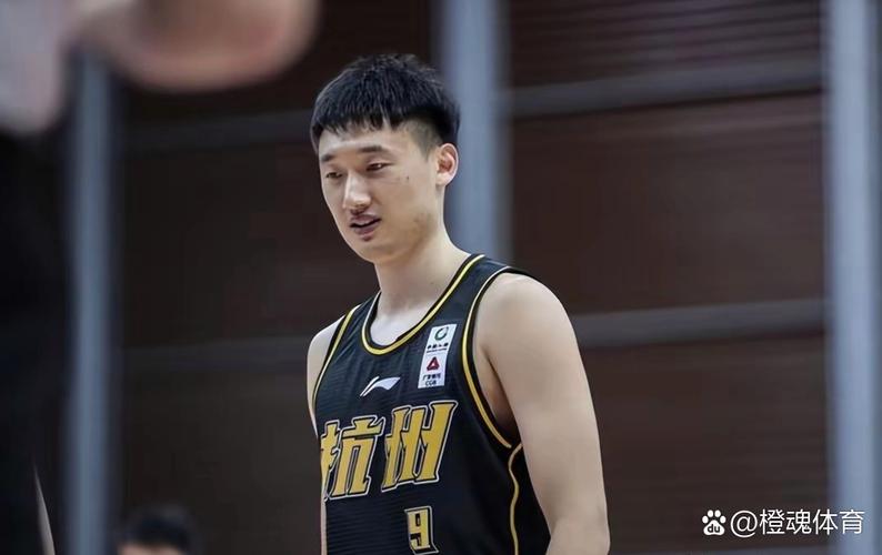 李京龙去哪了？探秘CBA名将退役后的生活和事业。