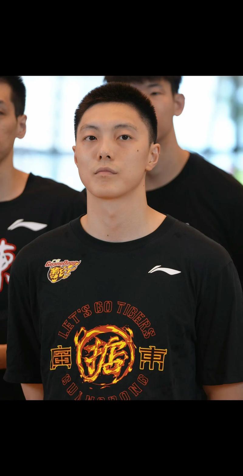 想知道胡明轩是什么民族？一篇解读他背景的文章