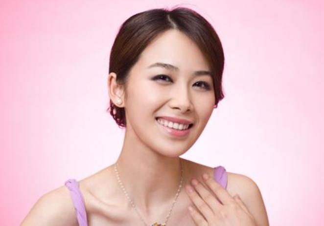 为什么贝嫂几乎从来都不笑？她的笑容究竟如何？
